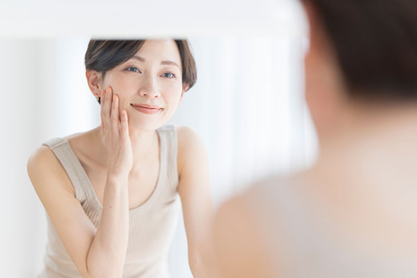 鏡に映った自分を見る女性