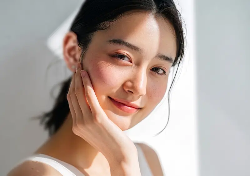 顔に手を当てる女性