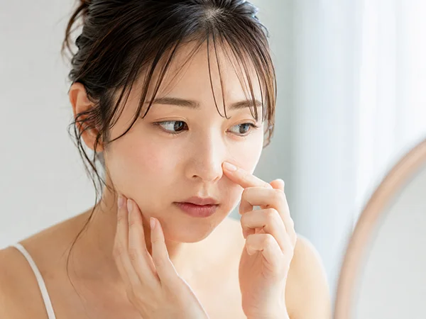 2606_黒ずんだ毛穴を気にする女性