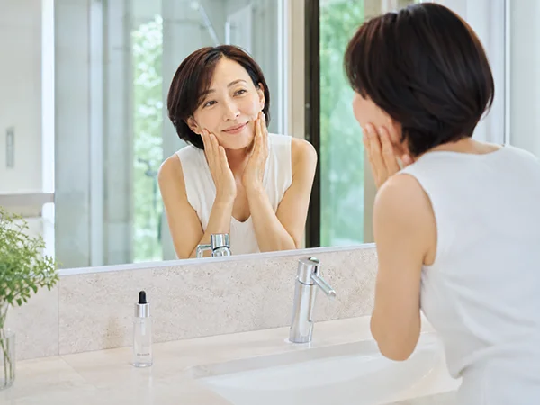 イメージ_シワ改善を実感する女性