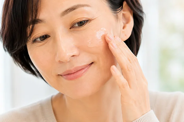アヤナスを肌に塗る女性